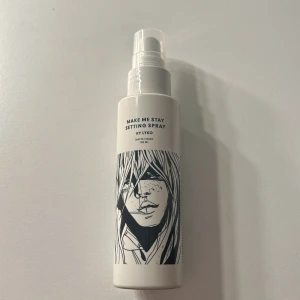 Make Me Stay Setting Spray från Lyko - Make Me Stay Setting Spray från Lyko i en vit flaska med svart tecknad illustration av ett ansikte. Sprayflaska med pump, perfekt för att fixera sminket och ge en fräsch finish.