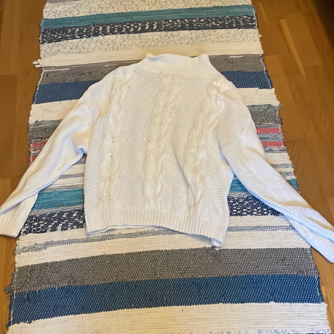 Vit stickad kabeltröja med polokrage