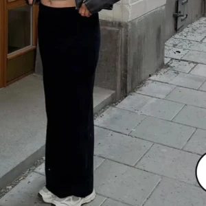 Långkjol - Svart långkjol från Nelly!❣️Säljer då jag inte använder den. Skriv gärna för fler bilder! 