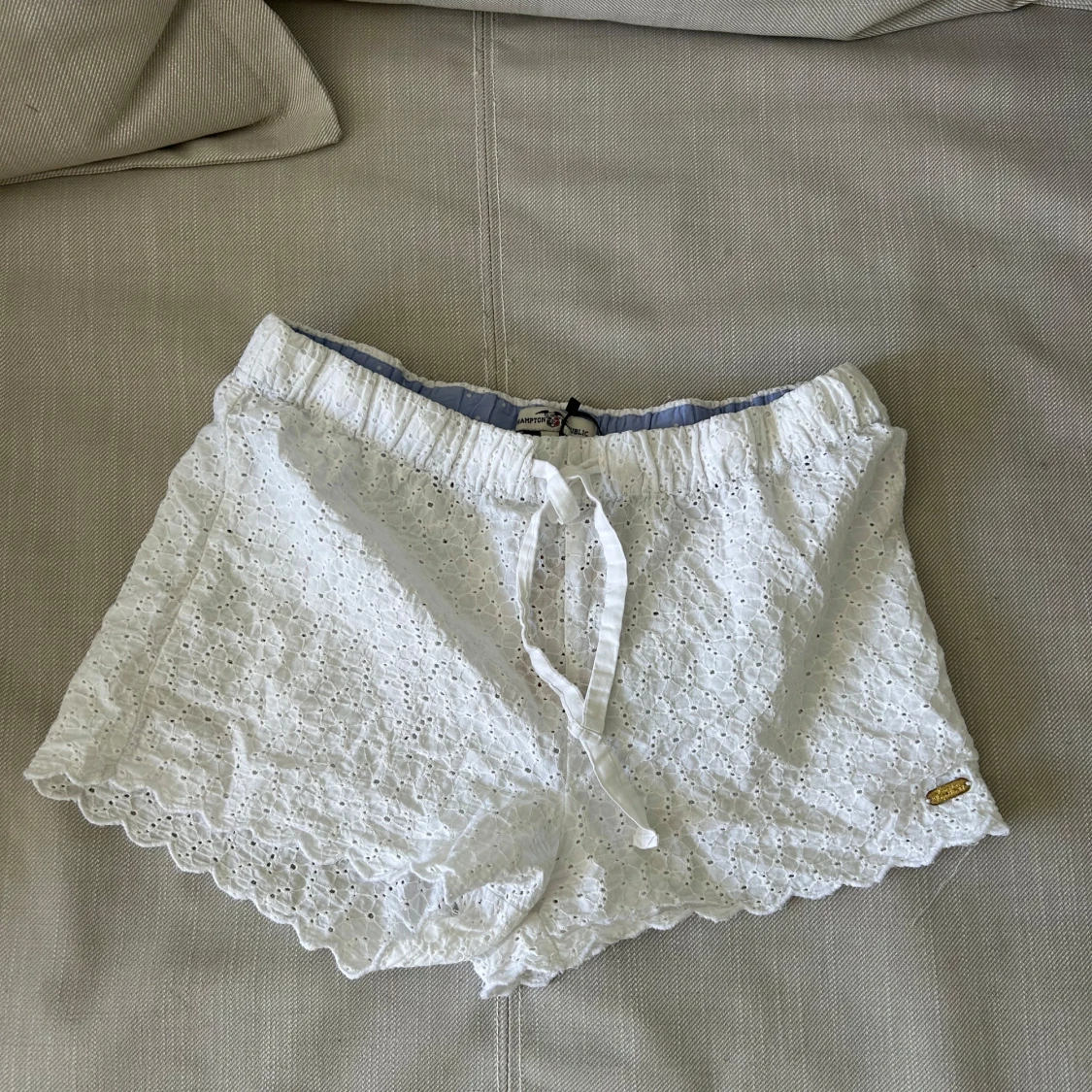 Vita broderade shorts med knytband