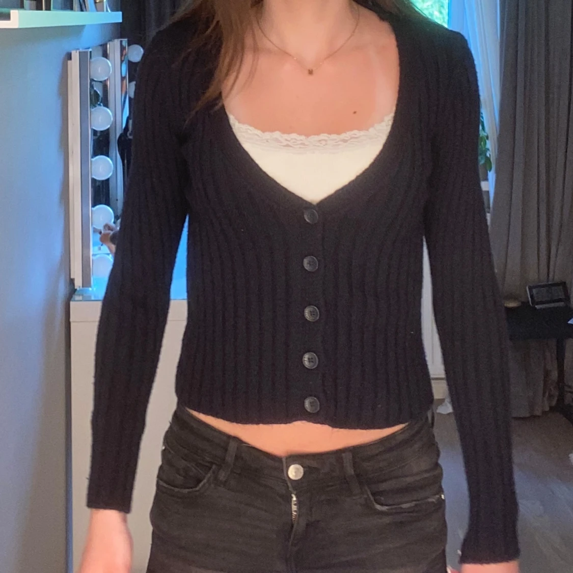 Svart ribbad kofta med knappar