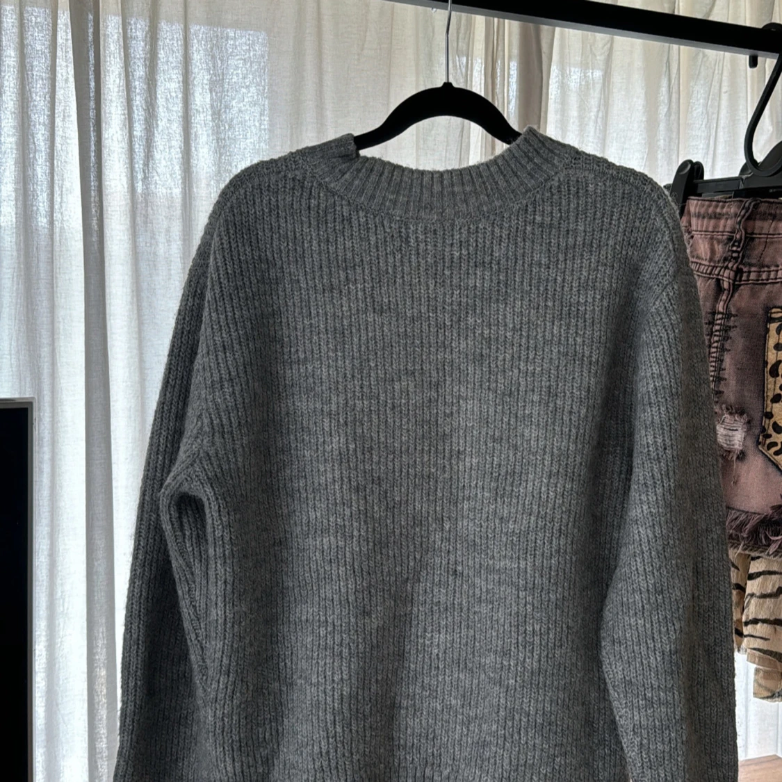Grå stickad tröja med rund hals - 2