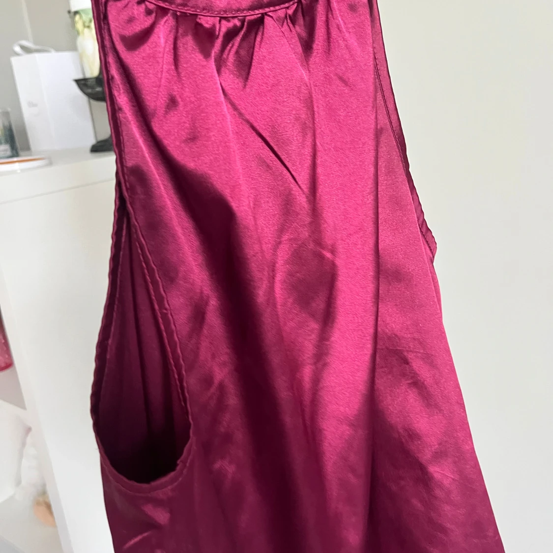 Vinröd ärmlös halterneck topp i satin - 1