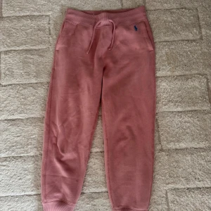 Rosa mjukisbyxor från Polo Ralph Lauren - Säljer ett par as snygga rosa mjukisbyxor från Polo Ralph Lauren, köpta i Las Vegas men har knappt andvänds. 