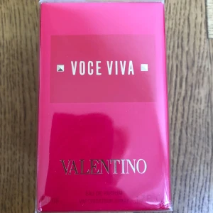 Voce Viva Eau de Parfum från Valentino - Voce Viva från Valentino är en lyxig parfym i en elegant, röd förpackning med guldiga detaljer. Doften är en Eau de Parfum och flaskan är omsluten av plast. Perfekt för dig som vill ha en exklusiv och modern doftupplevelse.