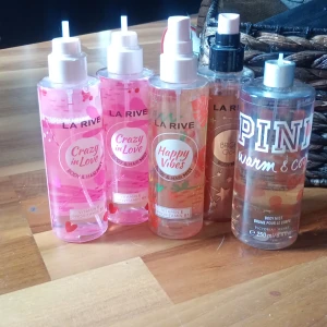 Body mists från La Rive & Victoria's Secret - Flera body mists säljes! Fyra från La Rive: Crazy in Love (rosa), Happy Vibes (aprikos/orange) och Bright Glow (guldig). En från Victoria's Secret Pink: Warm & Cozy (transparent med rosa prickar). Alla i plastflaskor där crazy in love och pink ej har spray funktion, 250 ml i pink och 100 ml i la rive