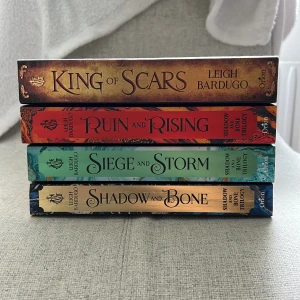Shadow and Bone Trilogy + King of Scars - Fyra populära fantasyböcker av Leigh Bardugo: Shadow and Bone, Siege and Storm, Ruin and Rising samt King of Scars. Perfekt för dig som älskar magi, äventyr och spännande världar! Serien har även blivit en Netflix-succé. Böckerna är på engelska :)
