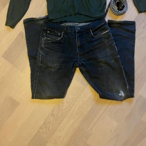 Svarta jeans - Säljer desaa sköna svarta jeans med najs slitningar. Priset är ej spikat, skriv vid funderingar. Storlek 31/32. 