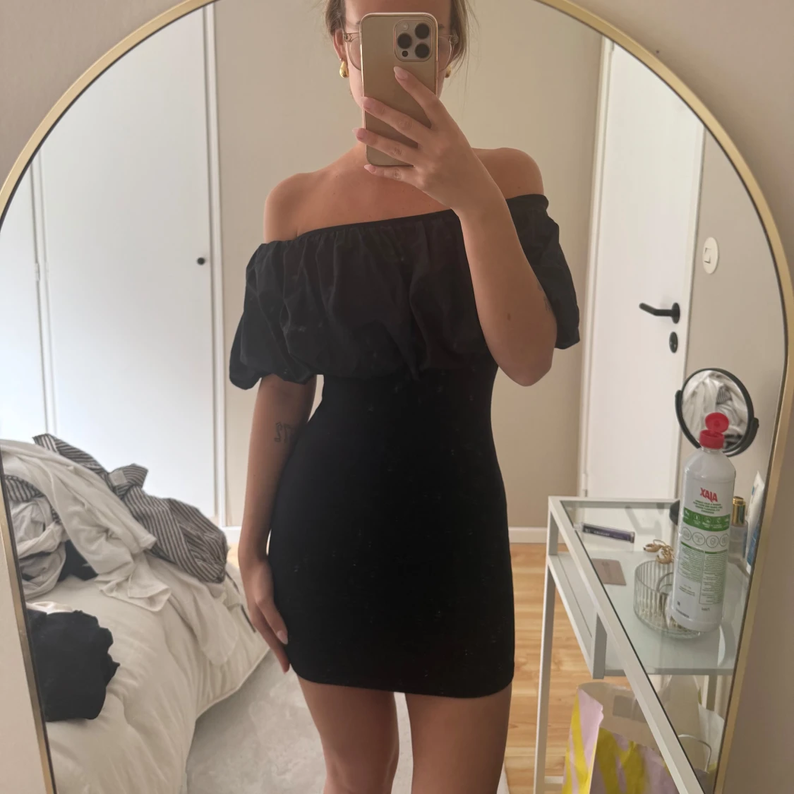 Svart offshoulder klänning