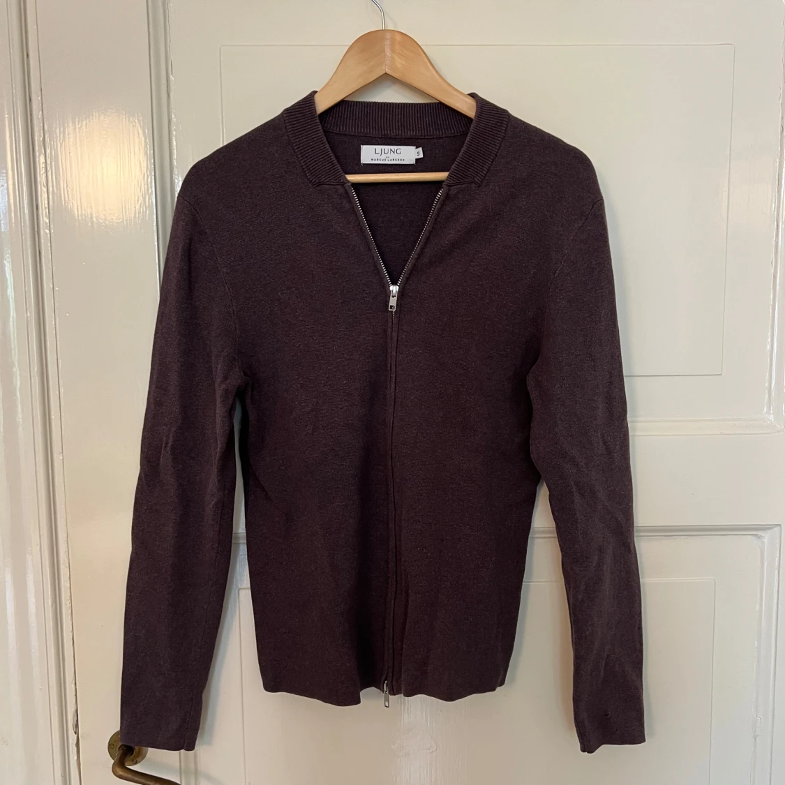 Brun kofta med dragkedja från Ljung