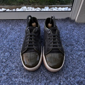 Lanvin skor - Stilrena skor från Lanvin. Storlek uk6 vilket motsvarar 41/40 eu. Hör av er om ni har några frågor.