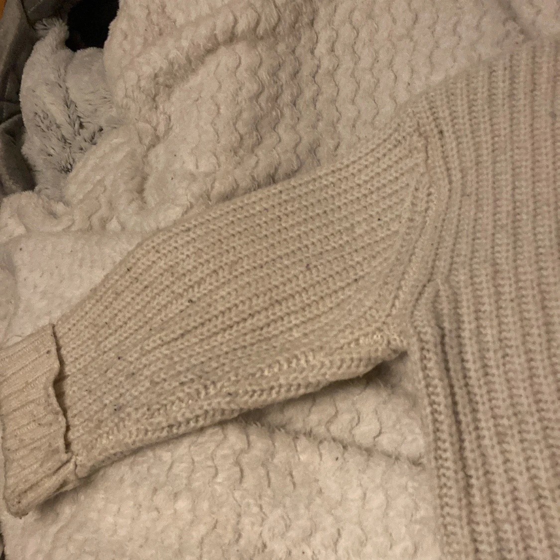 Beige stickad tröja från 157 - 3