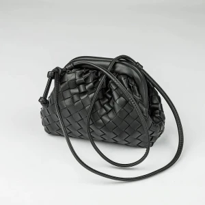 Svart flätad axelväska från BOW19 Details  - Säljer en svart axelväska med flätad design och lång axelrem. Väskan har en mjuk, rundad form och är tillverkad i skinnimitation. Perfekt för att bära det viktigaste och ger en stilren touch till din outfit. Den är mycket populär och slutsåld!! Passar till allt och mycket smidig och snygg. Använd EN gång!!💕💕nypris :-699kr OBS kan gnissla ibland när man stänger den!!