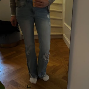 Ljusa slitna bootcut jeans - Jätte snygga jeans med slitningar 🫶🏻. Lågmidjade och utsvängda 🌟❤️‍🔥