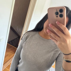 Grå tröja från Zara - Säljer en enkel och stilren grå tröja från Zara. Tröjan har rund halsringning och långa ärmar, perfekt för en clean och avslappnad look. Passar till det mesta och är superenkel att matcha med andra plagg.