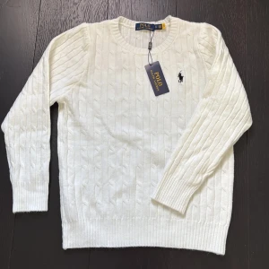 Vit stickad tröja från Polo Ralph Lauren - Säljer en vit tröja från Polo Ralph Lauren. Tröjan har det klassiska broderade loggan på bröstet. Tröjan är i storlek M men passar som S. Hör av er vid frågor.