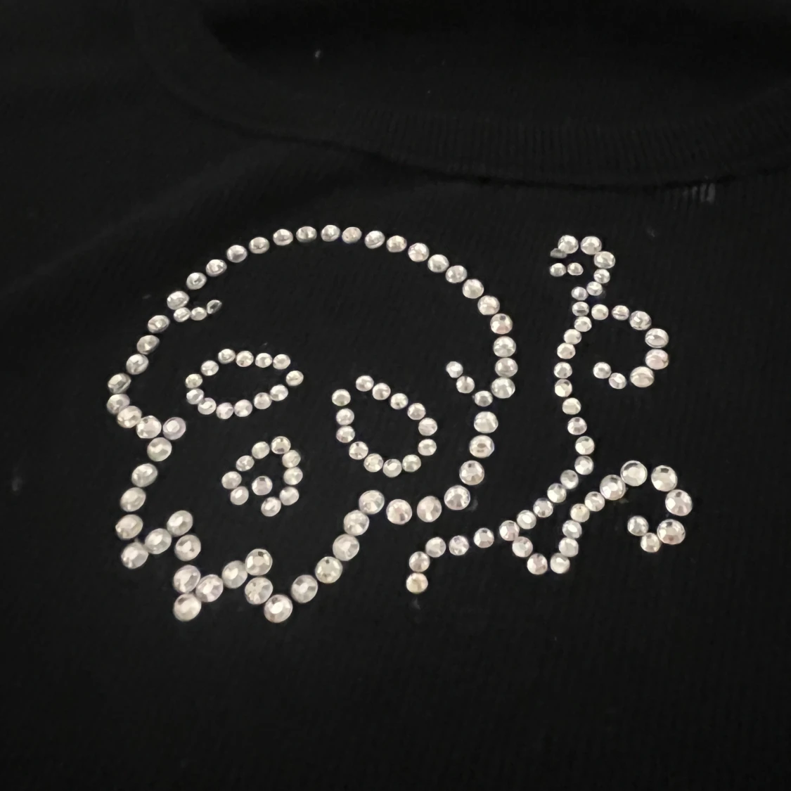 Svart croppad topp med sten skalle - 1