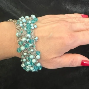 Vintagearmband med turkosa pärlor och silverkedjor – 80-talsstatement - Brett vintagearmband från 80-talet med lager av silverfärgade kedjor, turkosa pärlor och facetterade glaspärlor. Ett smycke som drar blickarna till sig – perfekt till både vardag och fest för dig som gillar retro eller bohemisk stil. 📏 Längd: ca 18 cm + extra kedjeförlängning 🧷 Stängs med dubbla karbinhakar Prutning accepteras inte, men jag erbjuder gärna bundlerabatt!  ⸻  