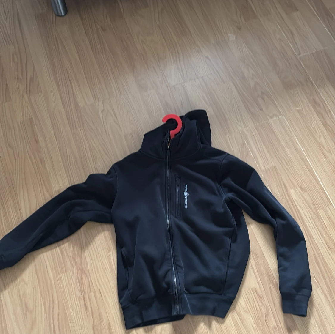 Svart zip-hoodie från Sail Racing