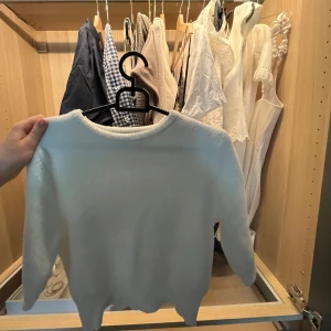 Vit stickad tröja från zara - Mysig vit stickad tröja med rund halsringning och tre-kvartärmar ärmar. Tröjan har en enkel och clean design, perfekt att styla med jeans eller kjol. Mjuk och skön känsla, passar dig som gillar en basic men ändå snygg look.