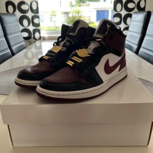 Air Jordan 1 Mid SE Black Dark Beetroot - Säljer då de ej kommer till användning längre! Använda cirka 10 gånger kanske. Nypris 2499kr. Pris kan diskuteras vid snabb affär 🫶🏻🫶🏻