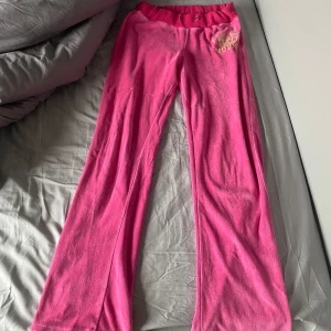 ”Juicy couture” - Säljer ett par rosa vintage ”juicy” liknande byxor. Byxorna saknar bara snörena annars är dom felfria. Dom är i storlek L men skulle hellre säga dom är i storlek S då dom är små men passar fortfarande mig i storlek M. Dom är ej äkta!