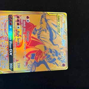 Reshiram & Charizard GX Tag Team - Cool och sällsynt Pokémon GX-kort med Reshiram och Charizard i ett tag team! Perfekt för samlare och spelare som vill boosta sin lek med kraftfulla attacker och snygg design. Ett måste för alla Pokémon-fans!