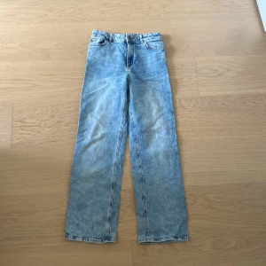 Ljusblå jeansbyxor från Lindex Detroit - Säljer ett par ljusblå raka jeans från Lindex  med klassisk femficksdesign och normal passform. Jeansen har gylf med dragkedja och knapp samt bälteshällor. Perfekta för dig som gillar en enkel och snygg stil!🫶