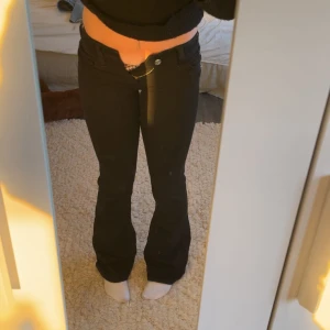 Svarta bootcut jeans - Lågmidjade bootcut jeans i svart färg. Ganska små i storleken om man jämför med tex True Religion, inte lika stretchiga. 