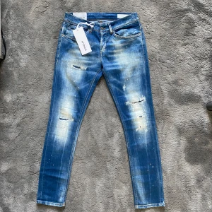 Dondups jeans GEORGE - Tja! Säljer nu dessa riktigt feta dondup jeansen med sköna slitningar och tvätt! Jeansen är i bra skick! Jeansen är i storlek W30! Tag medföljer ej, skriv vid frågor eller bilder