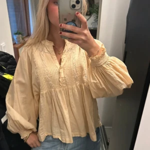 Gul/Beige blus - Bra skick! 