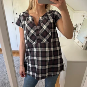 Rutig blus med knappar - Säljer en rutig blus från ZEZE med knappar framtill i svart, vit och brun 💗