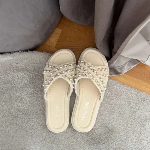 Beiga sommar tofflor 🌟 - Ett par tofflor  som jag köpte som var lite stora för mig, i storlek 39🌟perfekt nu till sommaren! 