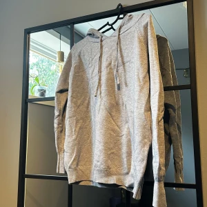 Kashmir hoodie - Kashmir hoodie i storlek xxs, helt ny och aldrig använd, hör av dig vid frågor eller funderingar