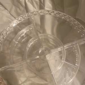 Förvarning för smink/parfym - Roterande genomskinlig, rund plastförvaringshylla med flera fack och hyllplan, perfekt för att hålla ordning på små saker.