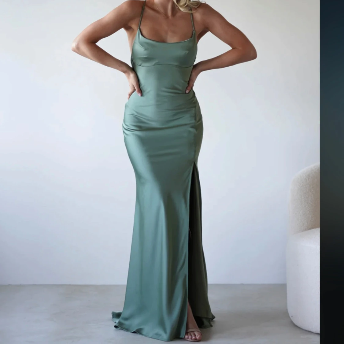 Grön lång satinklänning med slits och smala axelband - 3