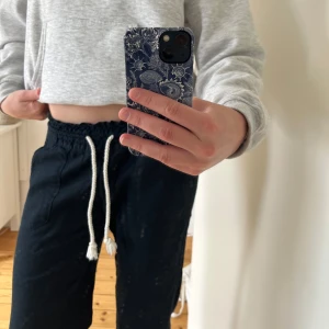 Roxy linnebyxor - Säljer ett par svarta linnebyxor från märket Roxy. I storlek S. Knappt använda så nästan nyskick. Nypris 599kr säljer för 350kr