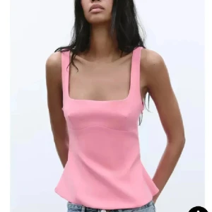 Supersnygg Rosa zara linnetopp med rosett och öppen rygg - Supersöt rosa linnetopp med fyrkantig urringning fram och stor rosett bak. Toppen har öppen rygg och breda axelband, perfekt för sommardagar. Snygg passform som framhäver midjan. Från Zara❤️ Köpt i spanien 🇪🇸 Pris kan diskuteras😻😻