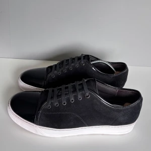 Lanvins - Säljer ett par snygga lanvins i storlek UK11 (EU44) passar större, cond 9/10 väldigt bra skick. Skorna är behandlade med vit skokräm och impregneringsspray. Medkommer endast skor