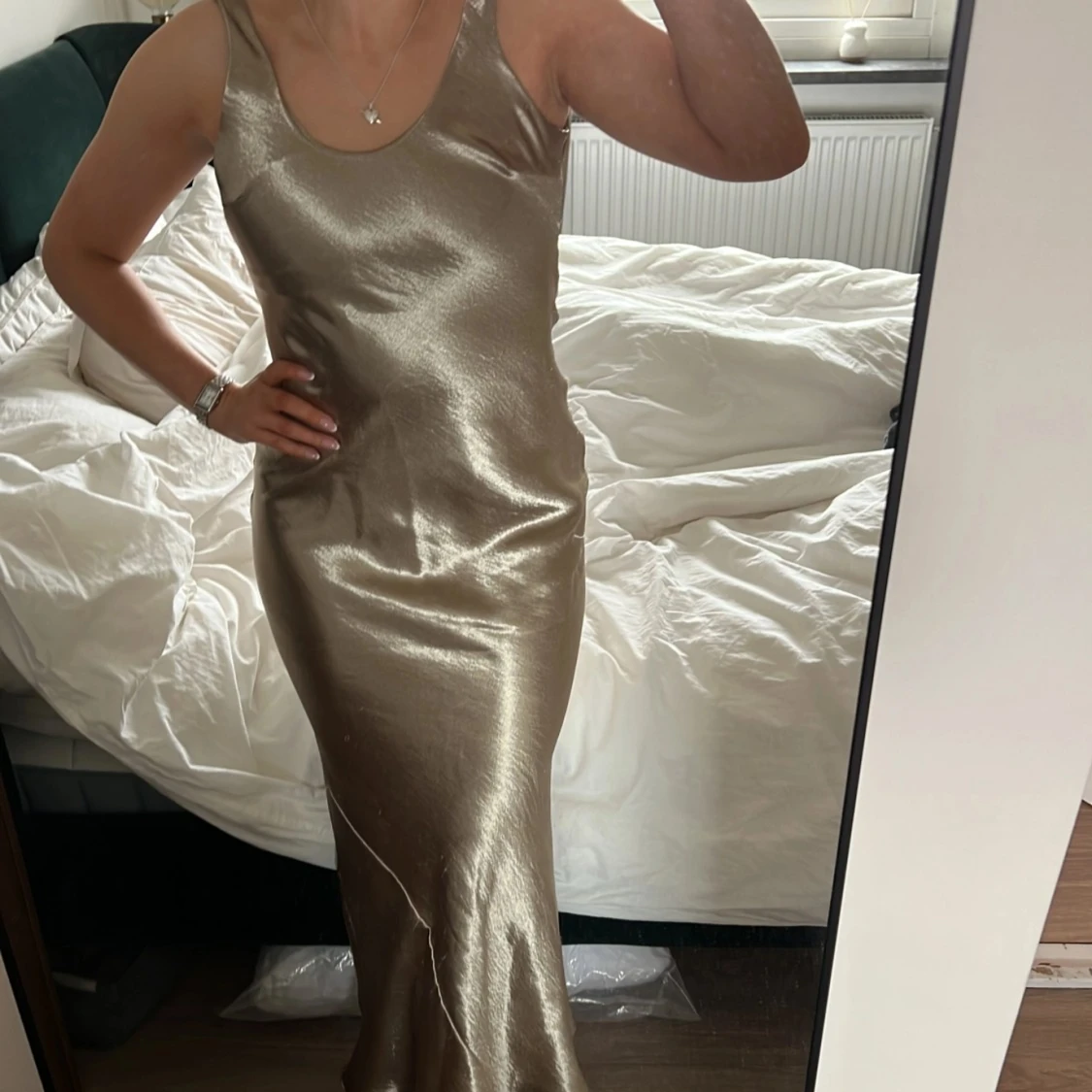 Champagnefärgad balklänning i satin