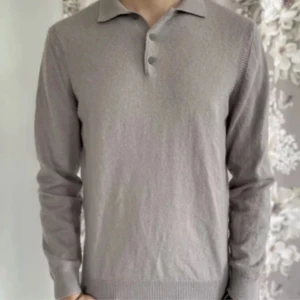 Långärmad pikétröja från Massimo Dutti - Massimo dutti långarmad piké i 100% bomull, storlek M men passar S. 182cm på bilden.