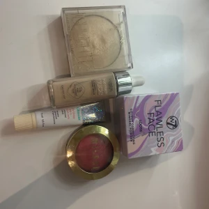 Sminkpaket  - Paket med Helt oanvänd L'Oréal True Match Nude foundation i ljus nyans, Milani rosa baked rouge använd fåtal ggr, W7 Flawless Face mineralpuder använd fåtal ggr, HELT NY Glossier Birthday Balm Dotcom läppbalsam och en guldig highlighter från ICING. Perfekt för en fräsch bas och glow. 