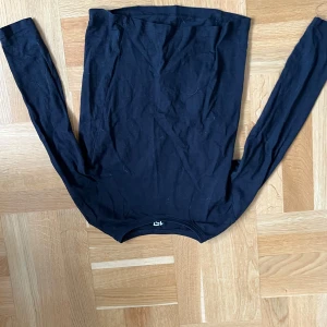 Långärmad svart T-shirt  - Svart långärmad T-shirt från lager 157