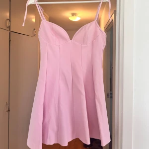 Zara klänning - En helt ny Zara klänning med prislapp, perfekt till sommaren🥰