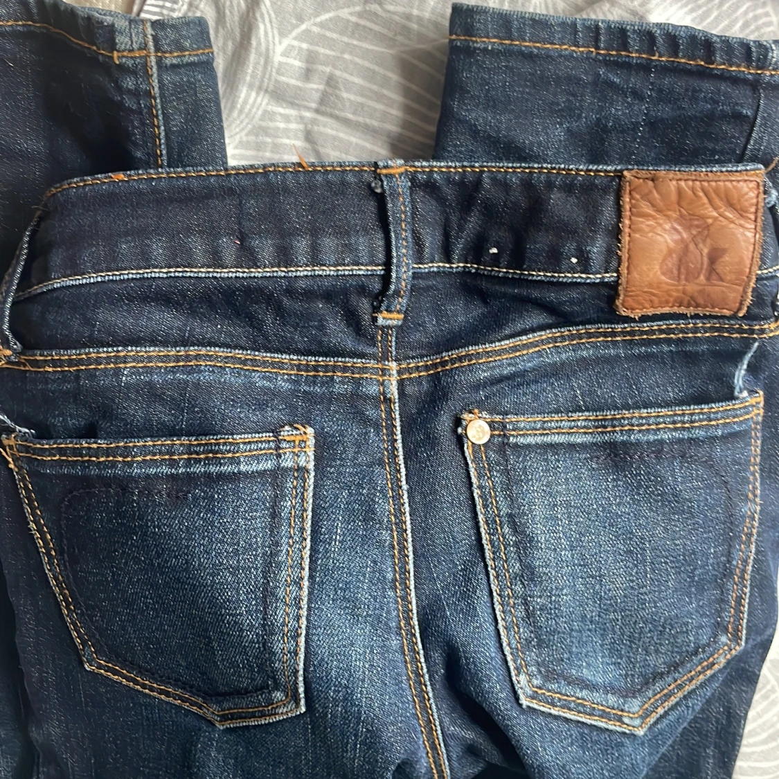 Mörkblå jeansbyxor med raka ben - 2