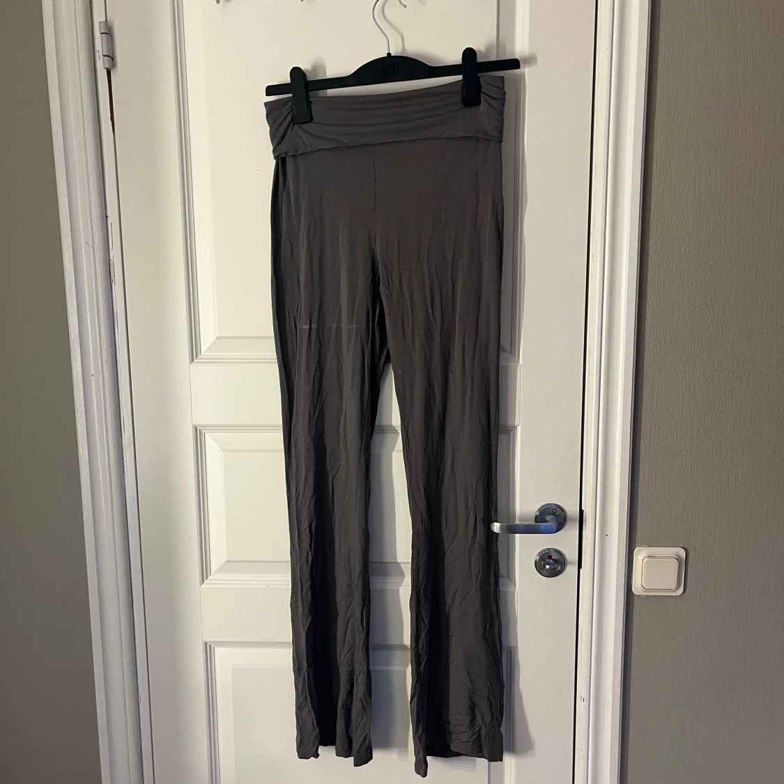 Grå bootcut byxor  - 1