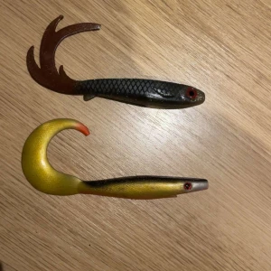  Flatnose Dragon Real Roach  & Pig Tail Jr - Två coola och realistiska fiskedrag – Flatnose Dragon och Pig Tail Jr – perfekta för dig som vill ta ditt fiske till nästa nivå! Snygg design, grymma färger och detaljer som lockar storfisken. Perfekt för unga sportfiskare som vill ha det bästa i lådan.
