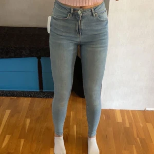 Ljusblå skinny jeans från Gina Tricot - Säljer ett par ljusblå skinny jeans från Gina Tricot, modell ”Gina”. De är högmidjade och har klassisk femficksdesign med dragkedja och knapp framtill. Jeansen är i stretchigt denimtyg som sitter tight hela vägen ner. De är i storlek 34 men passar även mindre och något större då de är väldigt stretchiga! 🤍