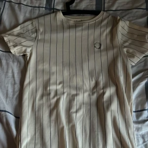 Riktig snygg tisha med ”clean cut copenhagen” OBS köparen står för frakt eller mötes upp i centrala Göteborg  - Riktigt snygg bäsch tröja med clean cut copenhagen den skulle passa perfect till sommaren med en par linnebyxor/shorts 