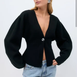 Svart kofta från gina - Skitsnygg kofta från gina. Helt oanvänd. Skriv om ni vill ha fler bilder💕slutsåld överallt säljer pga de kommer aldrig till användning